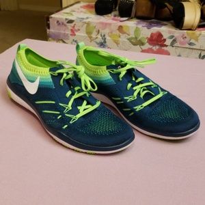 Nike free run flyknits size 8